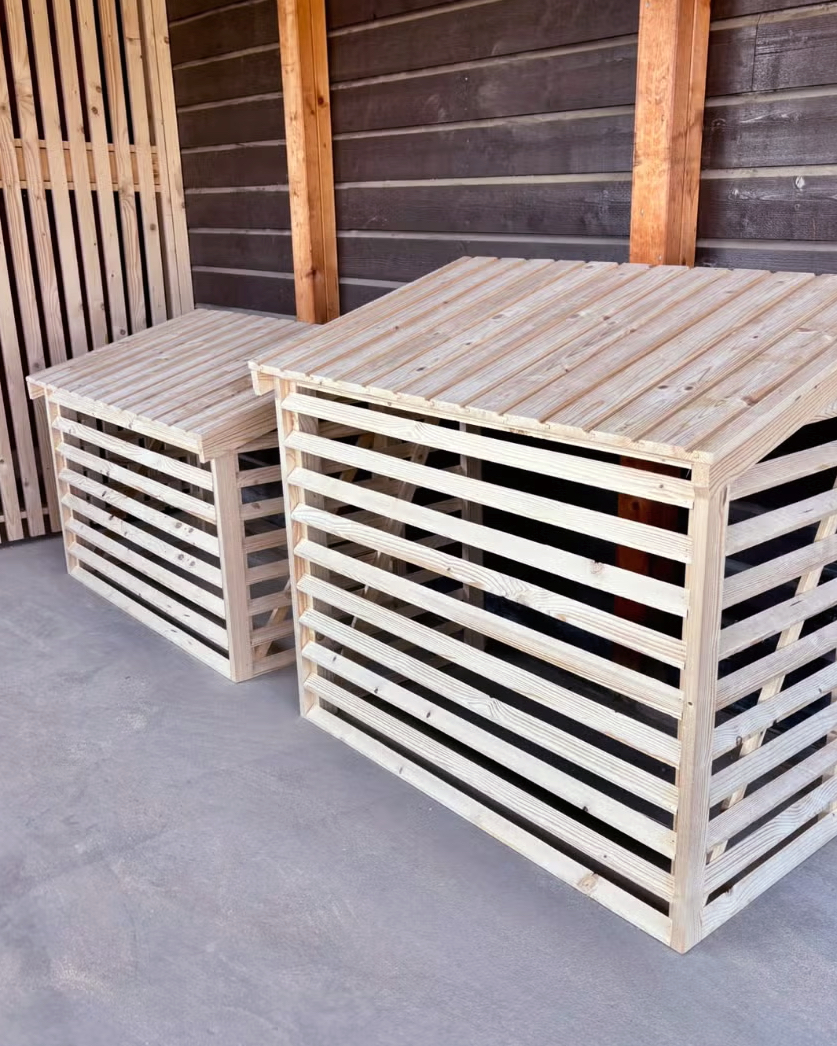 Varmepumpehus montert på husvegg med ventilasjonsspalter